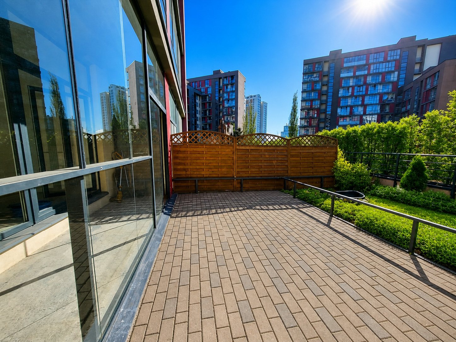Terrace along the apartment’s panoramic facade