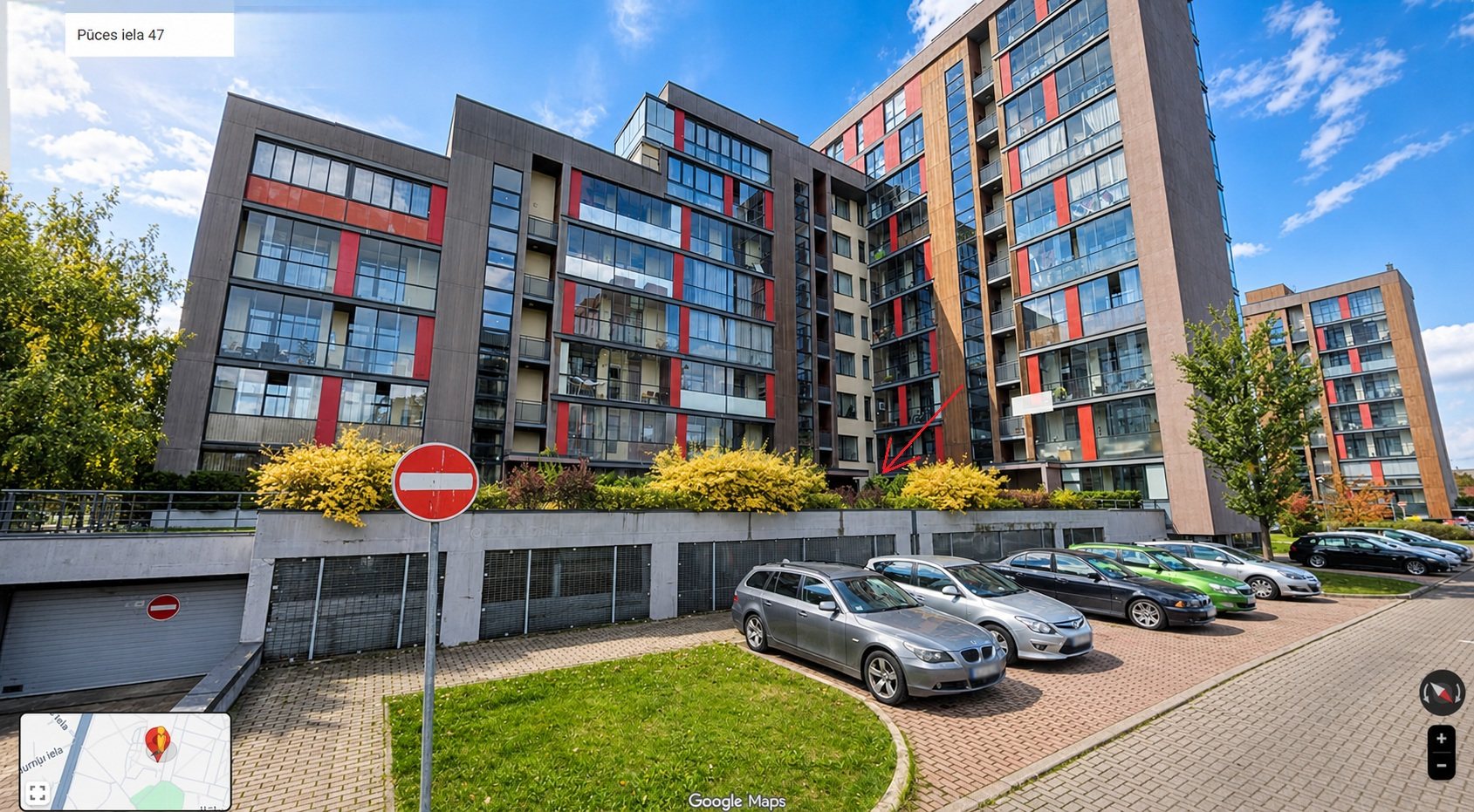 Driveway and courtyard parking — Pūces birzs apartment, Purvciems, Riga